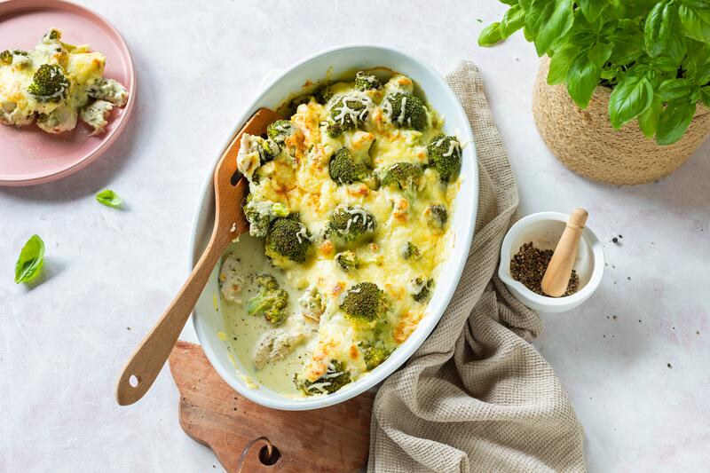 Weiße Auflaufform mit Hähnchen-Brokkoli-Auflauf