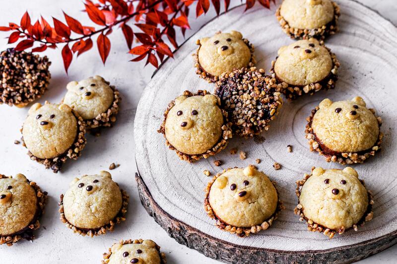 Igel-Kekse auf rundem Holzbrett