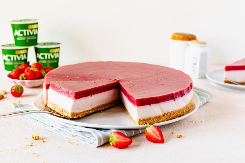 Angeschnittene Joghurt-Torte ohne Backen