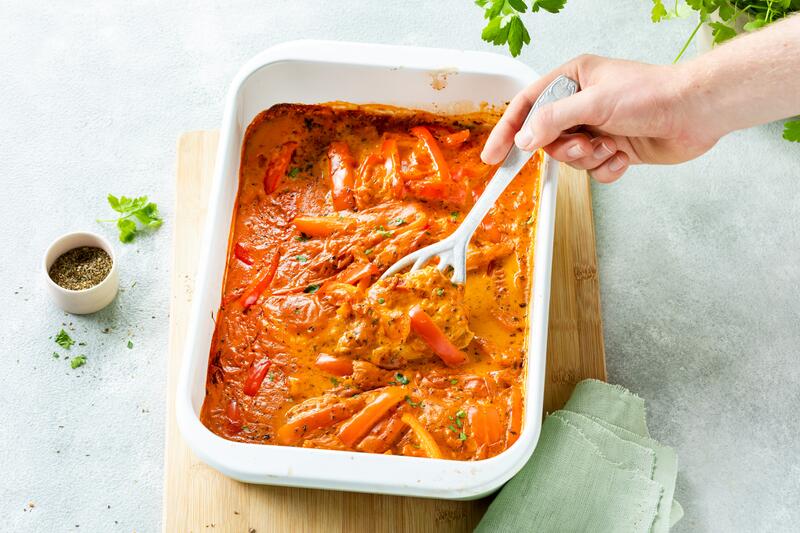 Low-Carb-Parika-Rahm-Schnitzel in cremiger Soße in weißer Auflaufform