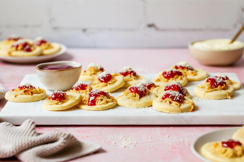 Viele Spaghettieis-Plätzchen auf weißem Brett