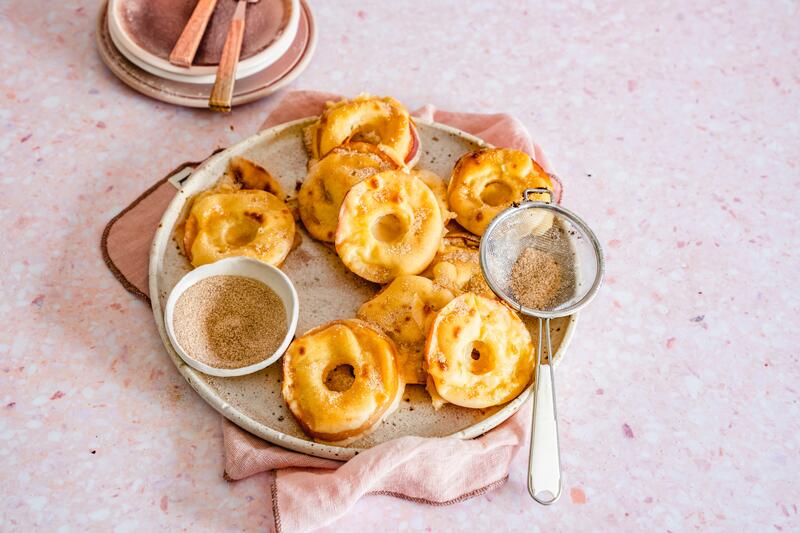 Mehrere Apfelküchle ohne Frittieren auf Teller