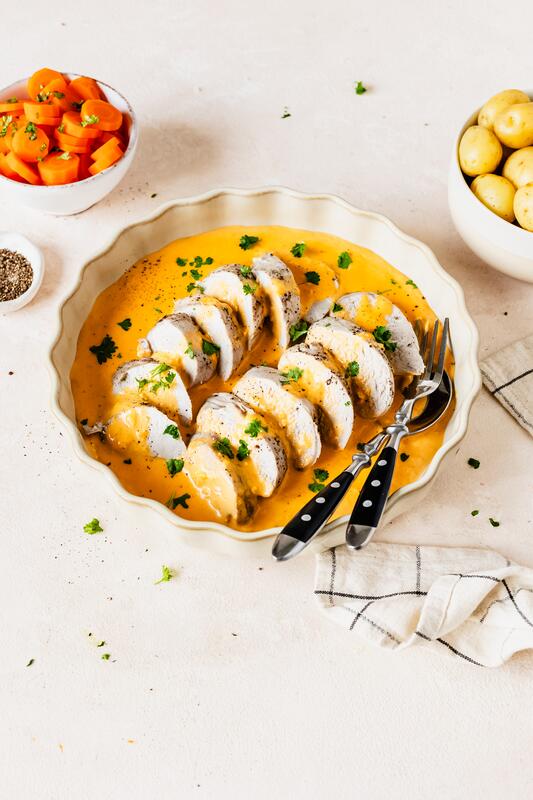 Runde Auflaufform mit Schweinefilet in Curry-Sahne-Soße