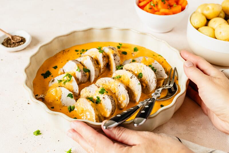 Runde Auflaufform mit Schweinefilet in Curry-Sahne-Soße