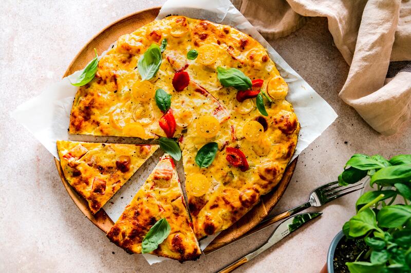 Angeschnittene Low-Carb-Schüttelpizza mit viel Käse