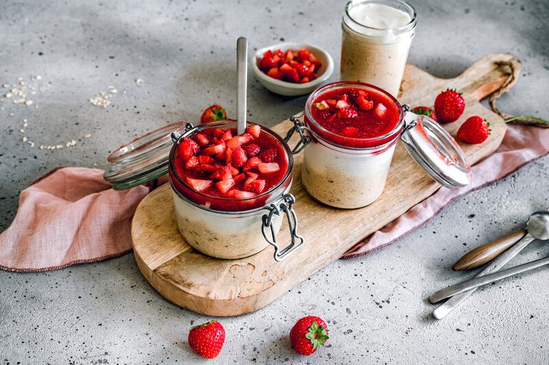 Vanille-Oats mit Erdbeersoße in Gläsern geschichtet