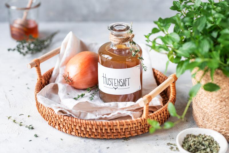 Selbstgemachter Hustensaft in kleinem Fläschchen