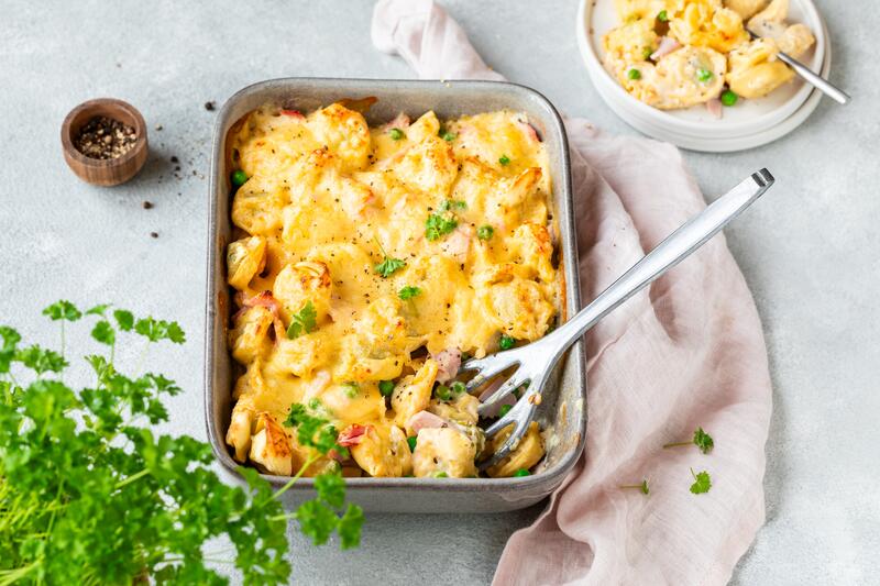 Ofen-Tortellini mit Schinken und Erbsen in Auflaufform