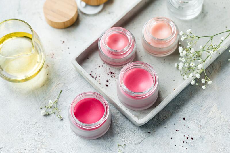 Ombre Lippenstift in kleinen Kosmetikdöschen