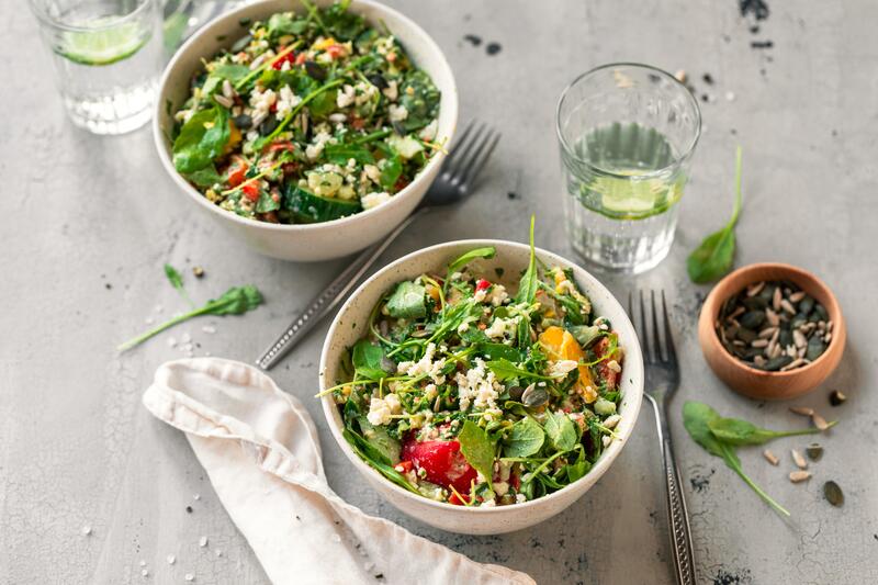 Ratz-Fatz-Fitnesssalat in zwei weißen Schüsseln 