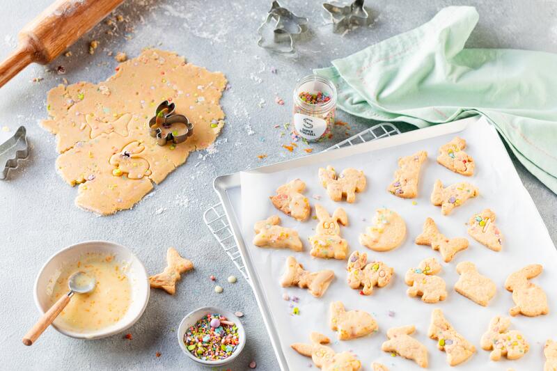 Oster-Kekse mit bunten Streueln