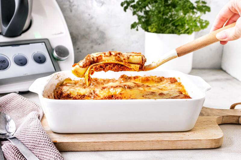 Lasagne-Röllchen in weißer Auflaufform