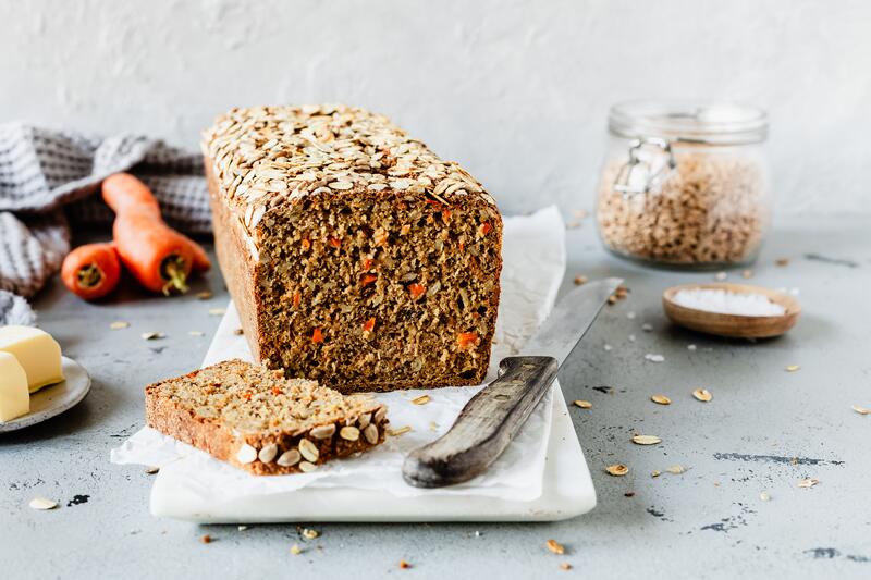 Fitnessbrot mit Karotten aus der Kastenform