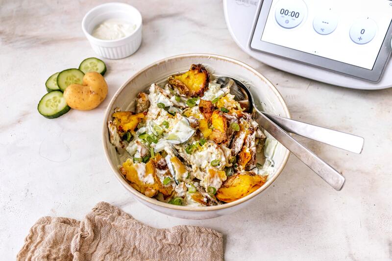 Smashed Potato Salad in Salatschüssel