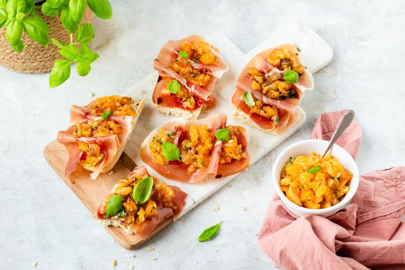 Bruschetta mit Schinken und Honigmelonensalsa