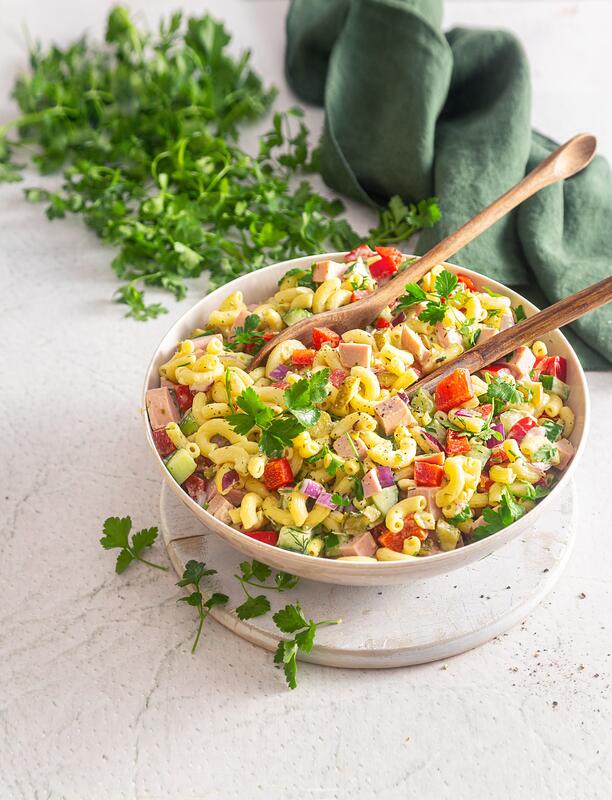 Hörnchen-Nudelsalat in großer Salatschüssel