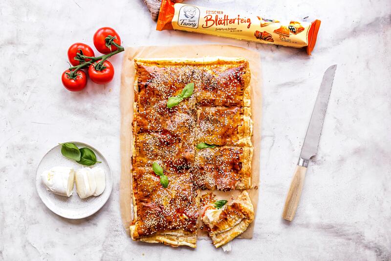Blätterteig-Bites Tomate-Mozzarella vom Blech mit angelegtem Frischteig von Tante Fanny