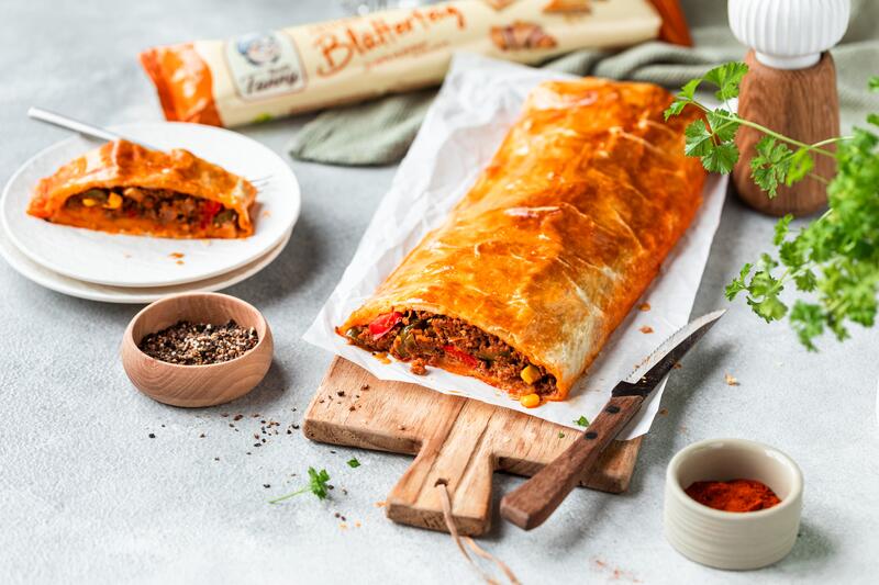 Angeschnittener Hackfleisch-Strudel mit angelegtem Frischteig von Tante Fanny