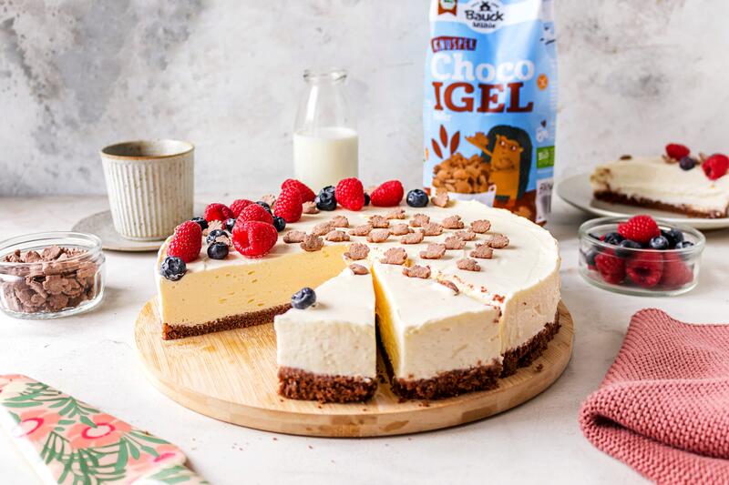 Angeschnittener No Bake Cheesecake mit Knusper Choco Igel von der Bauck Mühle
