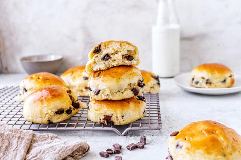 Weltbeste Schokobrötchen auf Kuchengitter