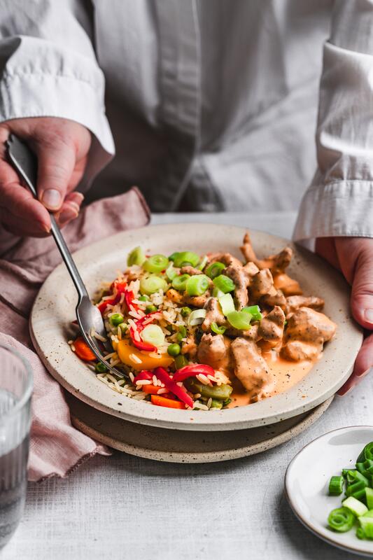 Gyros mit Paprika-Reis in tiefem Teller
