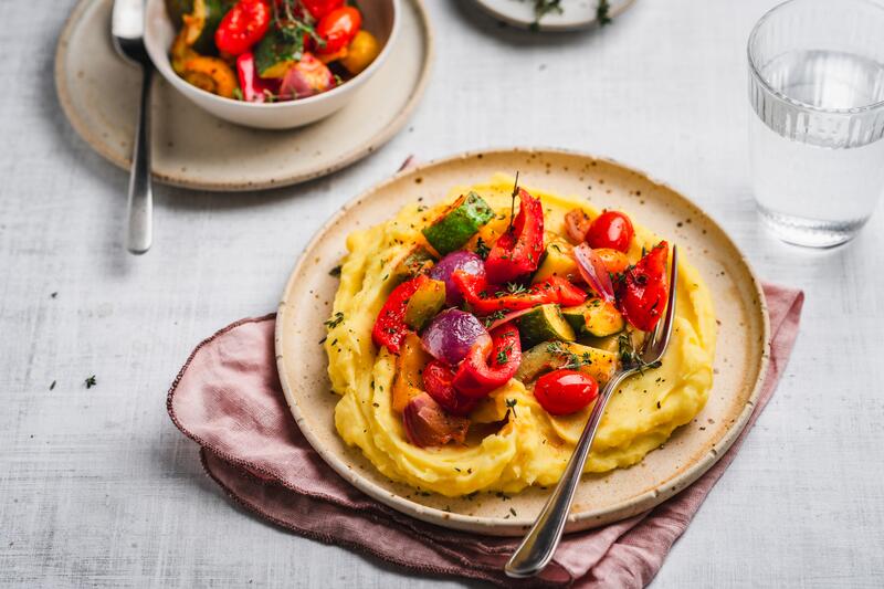 Knoblauch-Kartoffelstampf mit Paprika-Ratatouille