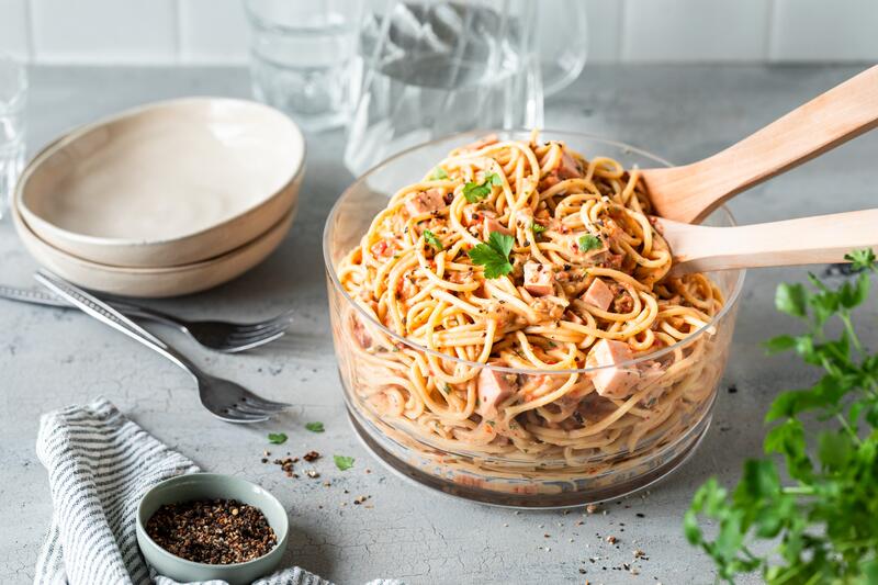 All-in-Spaghettisalat ohne Reste in Glasschüssel