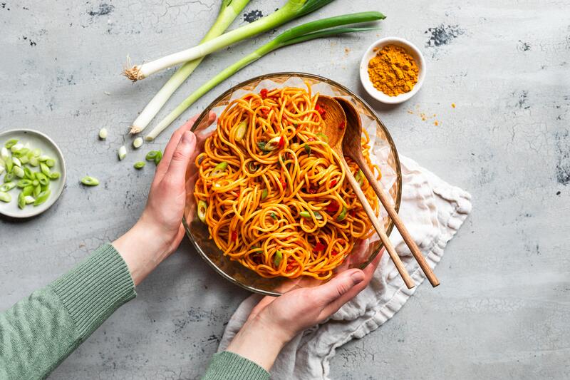 Absolute-Renner-Spaghettisalat mit Curry in Glasschüssel
