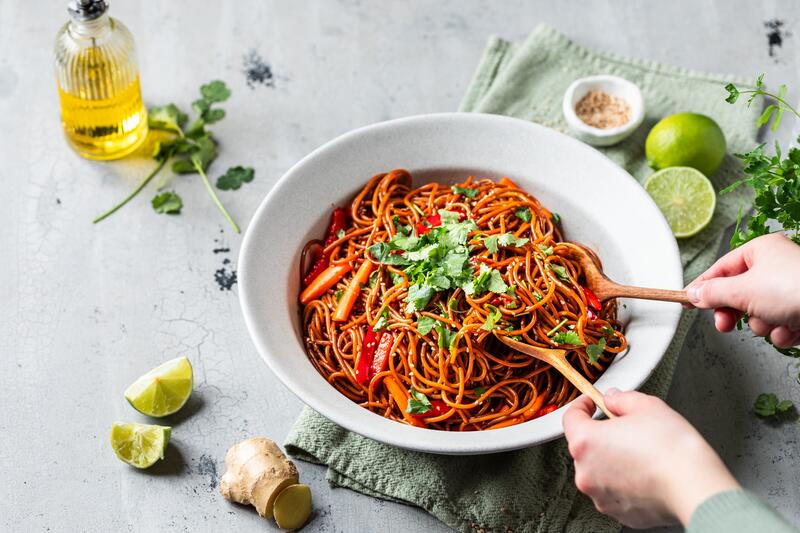 Spaghettisalat Teriyaki in großer Glasschüssel