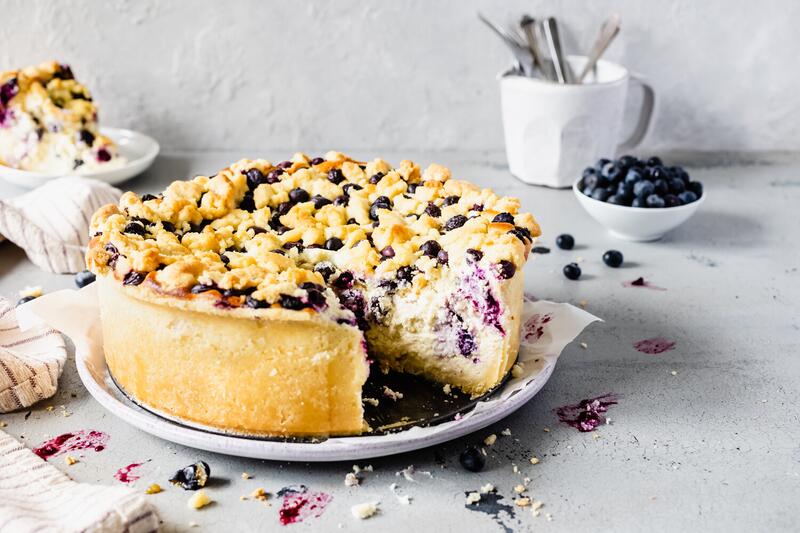 Angeschnittener Blaubeer-Käsekuchen mit Streuseln