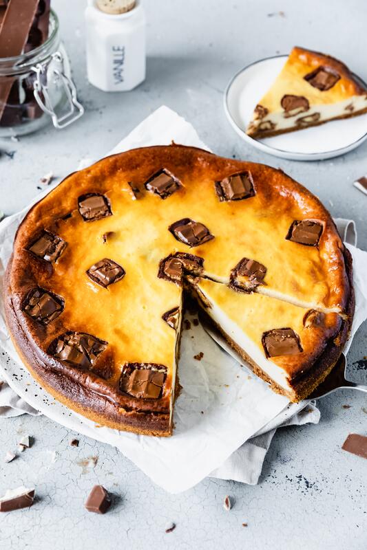 Angeschnittener Kinderriegel Käsekuchen auf einem Kuchenteller.