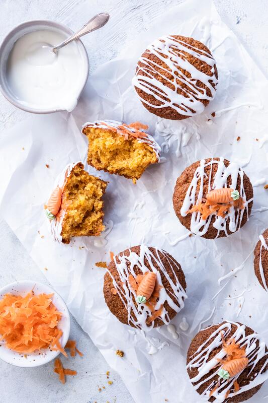 Muffins auf einem Tisch, einer halbiert
