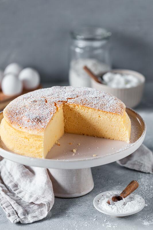Japanischer Käsekuchen angeschnitten auf einer Platte