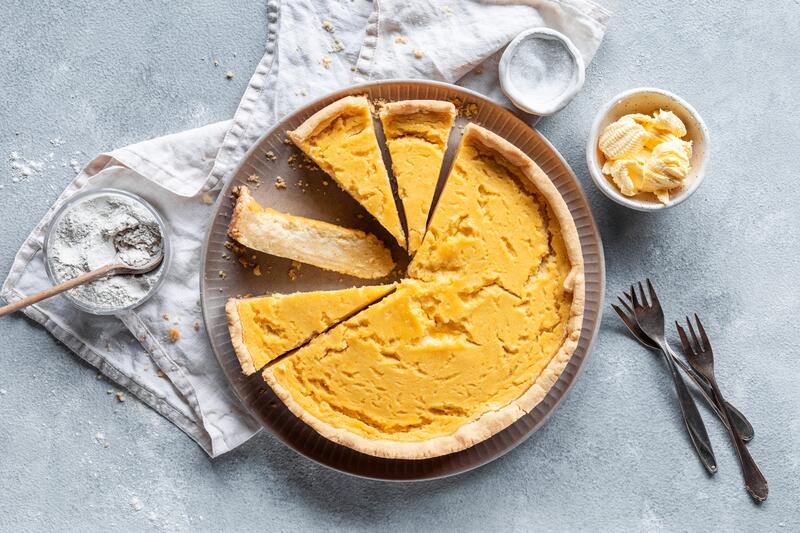 Veganer Käsekuchen angeschnitten auf einem Teller
