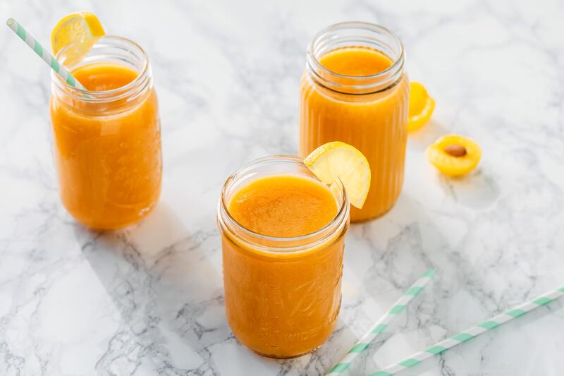 Aprikosen-Bananen-Smoothie in Gläsern