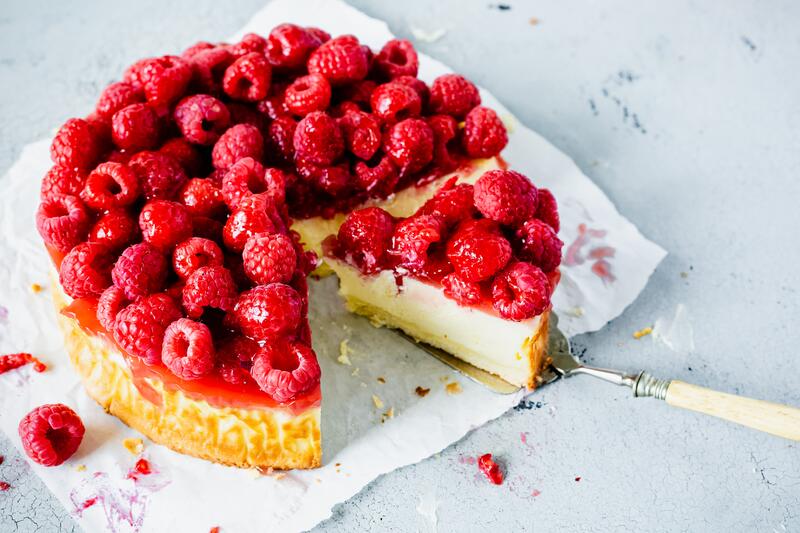 Himbeer-Cheesecake mit weißer Schokolade