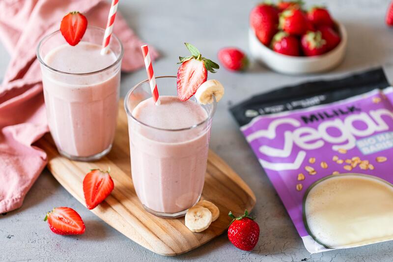 Erdbeer-Bananen-Milchshake in 2 Gläsern mit angelegter Bio Veganz Mililk® Hafer Barista