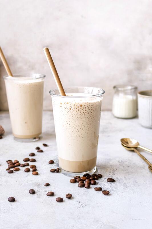 Geeistes Kaffee-Wölkchen in zwei großen Gläsern mit Strohhalm