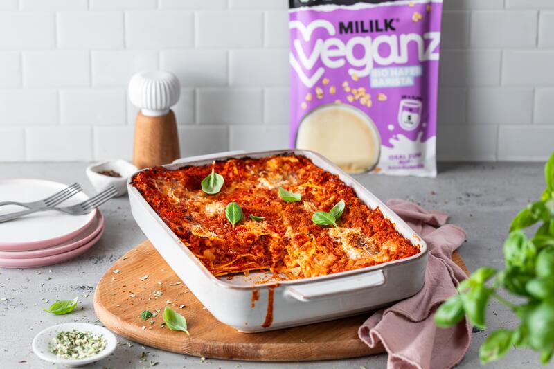 Vegane Lasagne mit Grünkern in Auflaufform mit angestellter Veganz Bio Mililk® Hafer Barista Verpackung