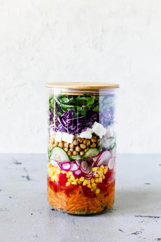 Schichtsalat mit Kichererbsen und Feta im Glas