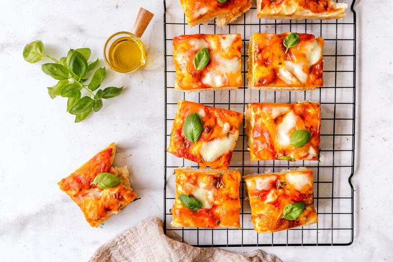 Focaccia Tomate-Mozzarella von oben fotografiert auf einem Gitter