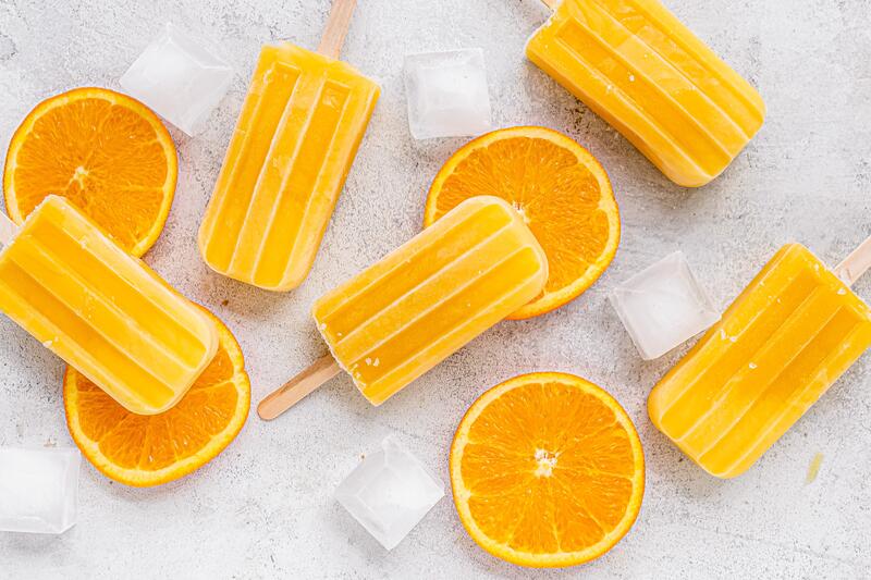 Capri-Eis am Stiel mit Orangenscheiben