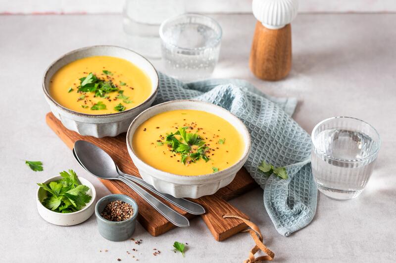 Einfache Kartoffelsuppe aus 5 Zutaten auf weißem Untergrund