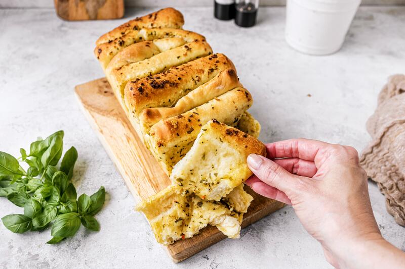 Faltenbrot mit Kräuterbutter aus der Kastenform