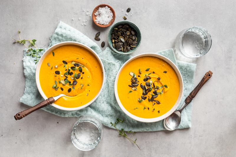 Kürbis-Feta-Suppe angerichtet Schalen 