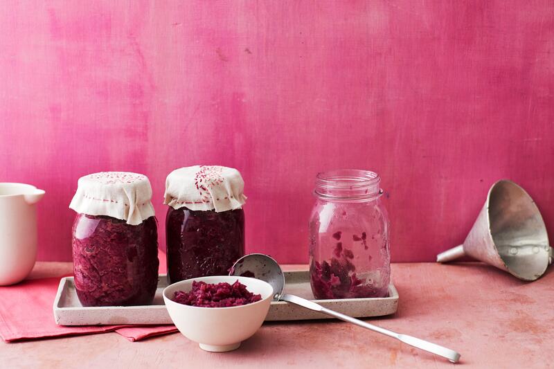 Apfelrotkohl in zwei Gläsern