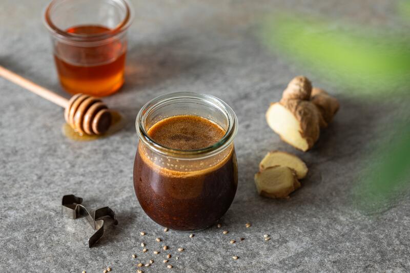 Asia-Marinade in Glas mit angelegtem Ingwer