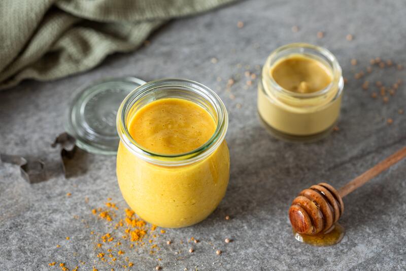 Honig-Senf-Marinade in einem Glas