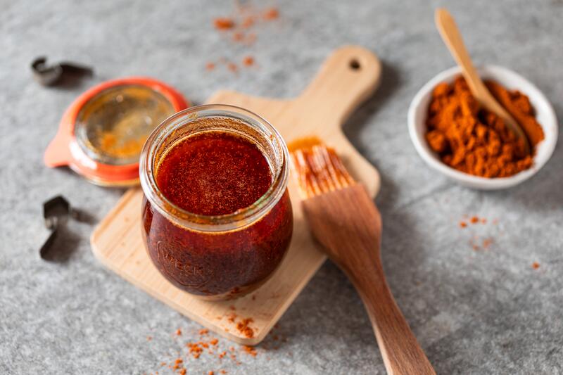 Paprika-Marinade auf grauem Untergrund