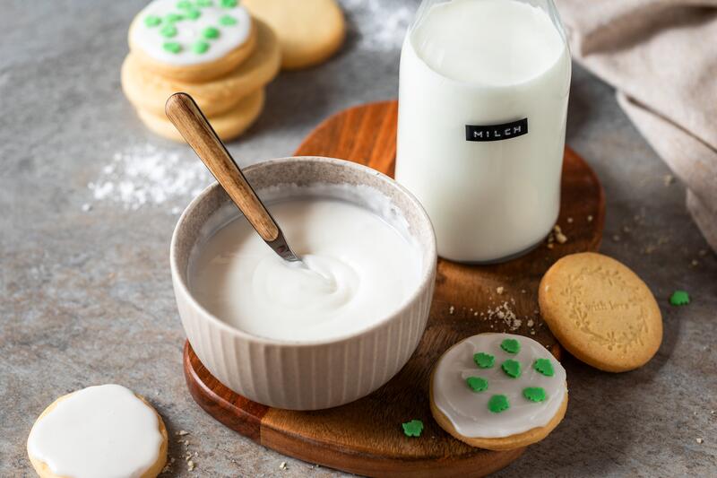 Zuckerguss mit Milch in kleiner Schüssel